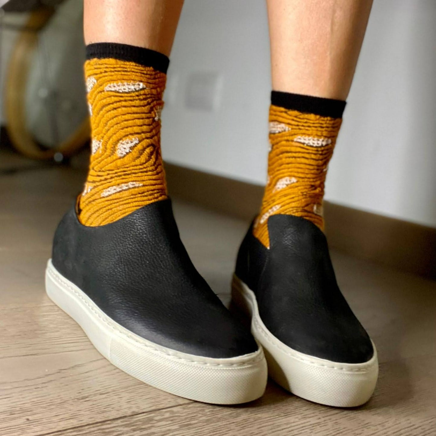 SNEAKERS MODELLO SLIP-ON IN MORBIDISSIMO NABUK INGRASSATO NERO. TOMAIA CON TAGLIO ASIMMETRICO NEL DETTAGLIO DELL'ELASTICO. FONDO A CASSETTA IN GOMMA BIANCA LEGGERISSIMA. FUSSBETT RICOPERTO IN PELLE ESTRAIBILE CON RIALZO INTERNO SUL TALLONE DI 3 CM. CALZATA REGOLARE E COMODA. TOMAIA - FODERA - SOTTOPIEDE IN PELLE 100%.