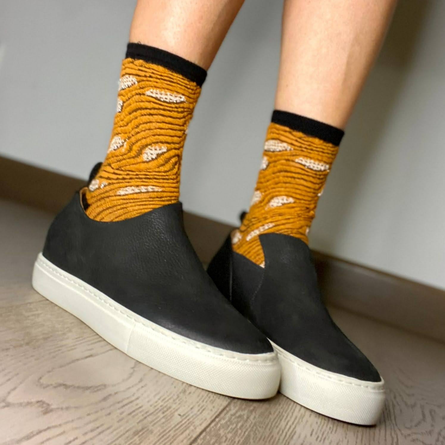 SNEAKERS MODELLO SLIP-ON IN MORBIDISSIMO NABUK INGRASSATO NERO. TOMAIA CON TAGLIO ASIMMETRICO NEL DETTAGLIO DELL'ELASTICO. FONDO A CASSETTA IN GOMMA BIANCA LEGGERISSIMA. FUSSBETT RICOPERTO IN PELLE ESTRAIBILE CON RIALZO INTERNO SUL TALLONE DI 3 CM. CALZATA REGOLARE E COMODA. TOMAIA - FODERA - SOTTOPIEDE IN PELLE 100%.