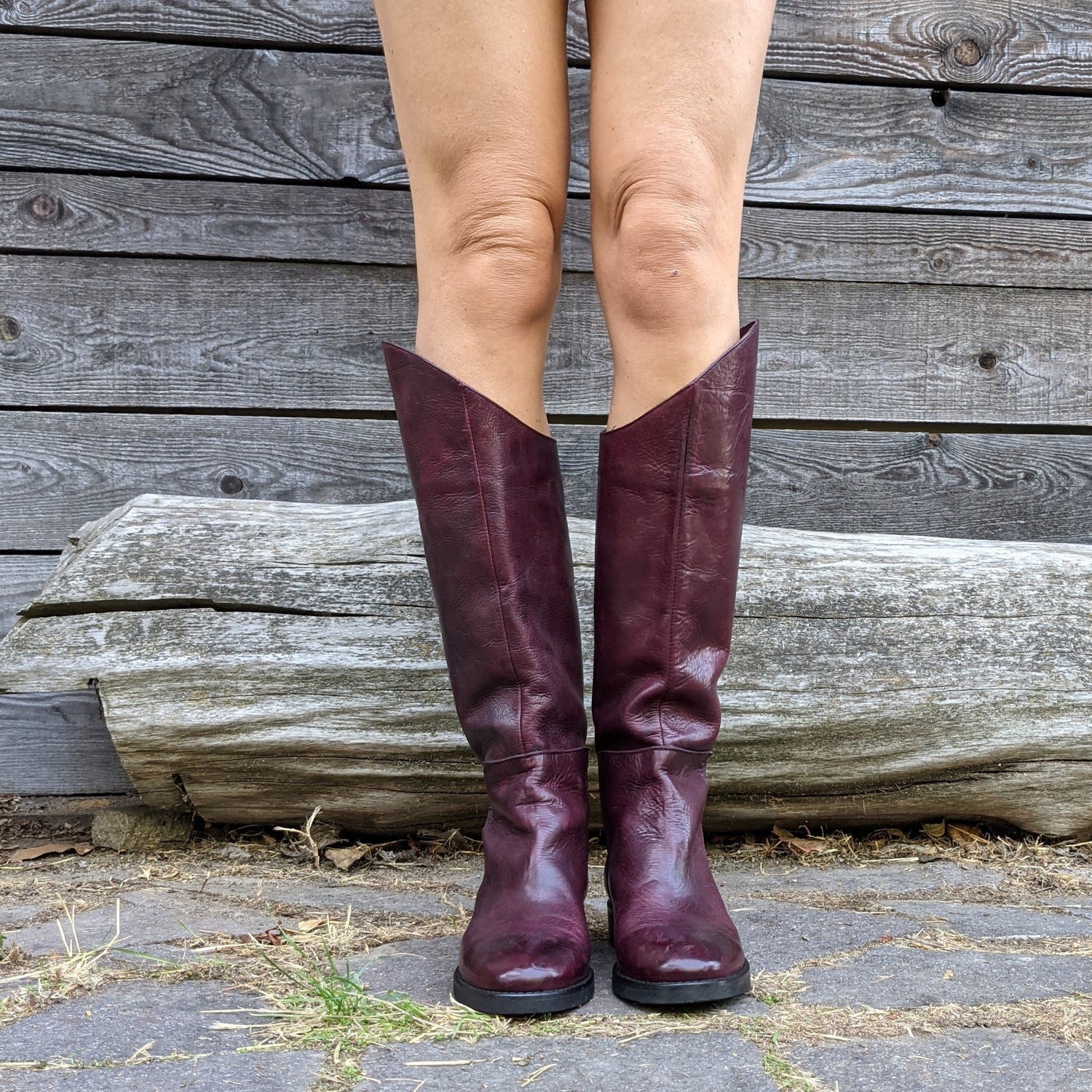 STIVALI A TUBO IN PELLE DI UN VIVACE BURGUNDY, UNA TONALITÀ DI ROSSO CON SFUMATURE DI PORPORA. SUOLA COMODA IN GOMMA. PUNTA TONDA E TACCO DI 3 CM. TOMAIA - FODERA - SOTTOPIEDE IN PELLE 100%.