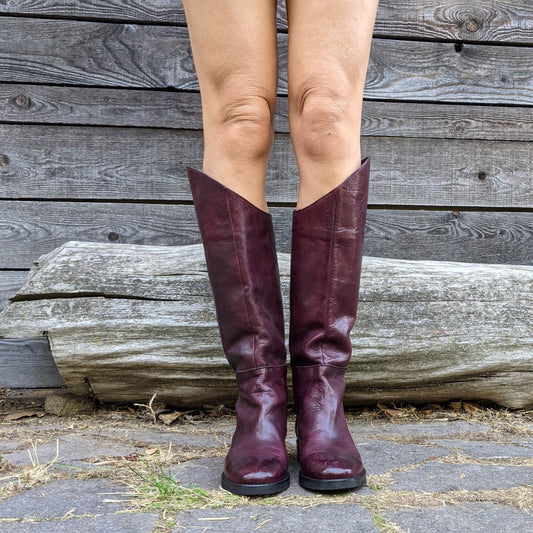STIVALI A TUBO IN PELLE DI UN VIVACE BURGUNDY, UNA TONALITÀ DI ROSSO CON SFUMATURE DI PORPORA. SUOLA COMODA IN GOMMA. PUNTA TONDA E TACCO DI 3 CM. TOMAIA - FODERA - SOTTOPIEDE IN PELLE 100%.