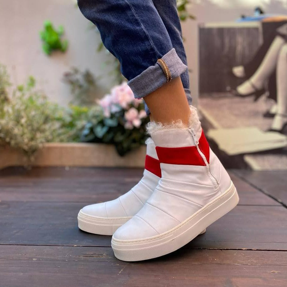 STIVALETTO SNEAKERS ALLA CAVIGLIA. TOMAIA IN CANDIDA NAPPA BIANCA OPTICAL CON DETTAGLIO ROSSO ACCESO. ECO PELLICCIA BIANCA SOLO SUL BORDO A V DELLO STIVALETTO. FONDO A CASSETTA IN GOMMA BIANCA SPESSO 4 CM. CERNIERA NERA SUI LATI DELLA SCARPA. CALZATA REGOLARE E COMODA. FUSSBETT INTERNO RICOPERTO IN PELLE ED ESTRAIBILE, CON RIALZO DI 1.5 CM. TOMAIA - FODERA - SOTTOPIEDE IN PELLE 100%.