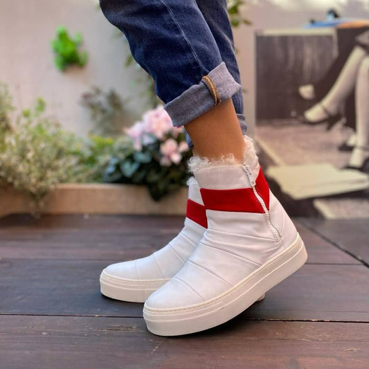 STIVALETTO SNEAKERS ALLA CAVIGLIA. TOMAIA IN CANDIDA NAPPA BIANCA OPTICAL CON DETTAGLIO ROSSO ACCESO. ECO PELLICCIA BIANCA SOLO SUL BORDO A V DELLO STIVALETTO. FONDO A CASSETTA IN GOMMA BIANCA SPESSO 4 CM. CERNIERA NERA SUI LATI DELLA SCARPA. CALZATA REGOLARE E COMODA. FUSSBETT INTERNO RICOPERTO IN PELLE ED ESTRAIBILE, CON RIALZO DI 1.5 CM. TOMAIA - FODERA - SOTTOPIEDE IN PELLE 100%.