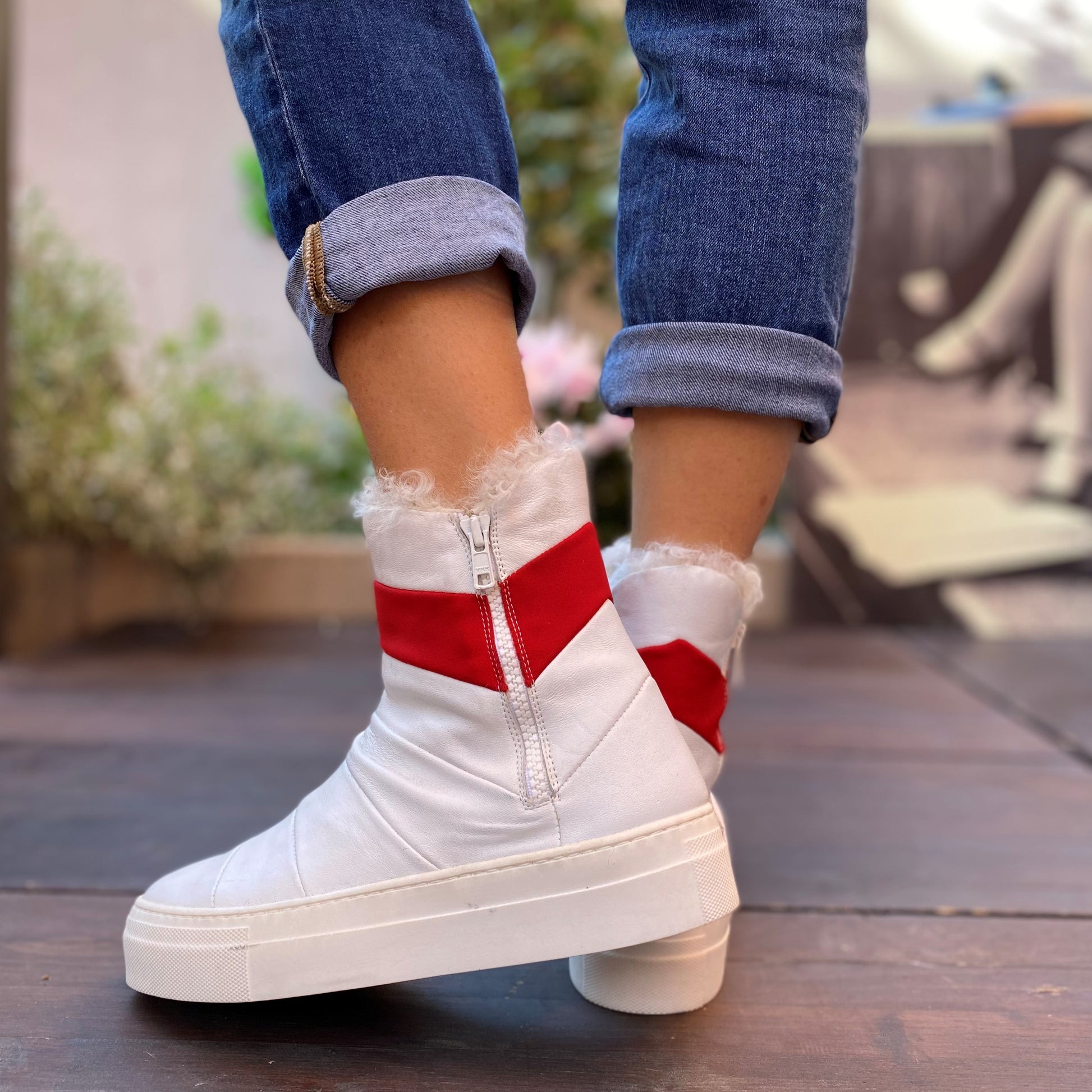 STIVALETTO SNEAKERS ALLA CAVIGLIA. TOMAIA IN CANDIDA NAPPA BIANCA OPTICAL CON DETTAGLIO ROSSO ACCESO. ECO PELLICCIA BIANCA SOLO SUL BORDO A V DELLO STIVALETTO. FONDO A CASSETTA IN GOMMA BIANCA SPESSO 4 CM. CERNIERA NERA SUI LATI DELLA SCARPA. CALZATA REGOLARE E COMODA. FUSSBETT INTERNO RICOPERTO IN PELLE ED ESTRAIBILE, CON RIALZO DI 1.5 CM. TOMAIA - FODERA - SOTTOPIEDE IN PELLE 100%.