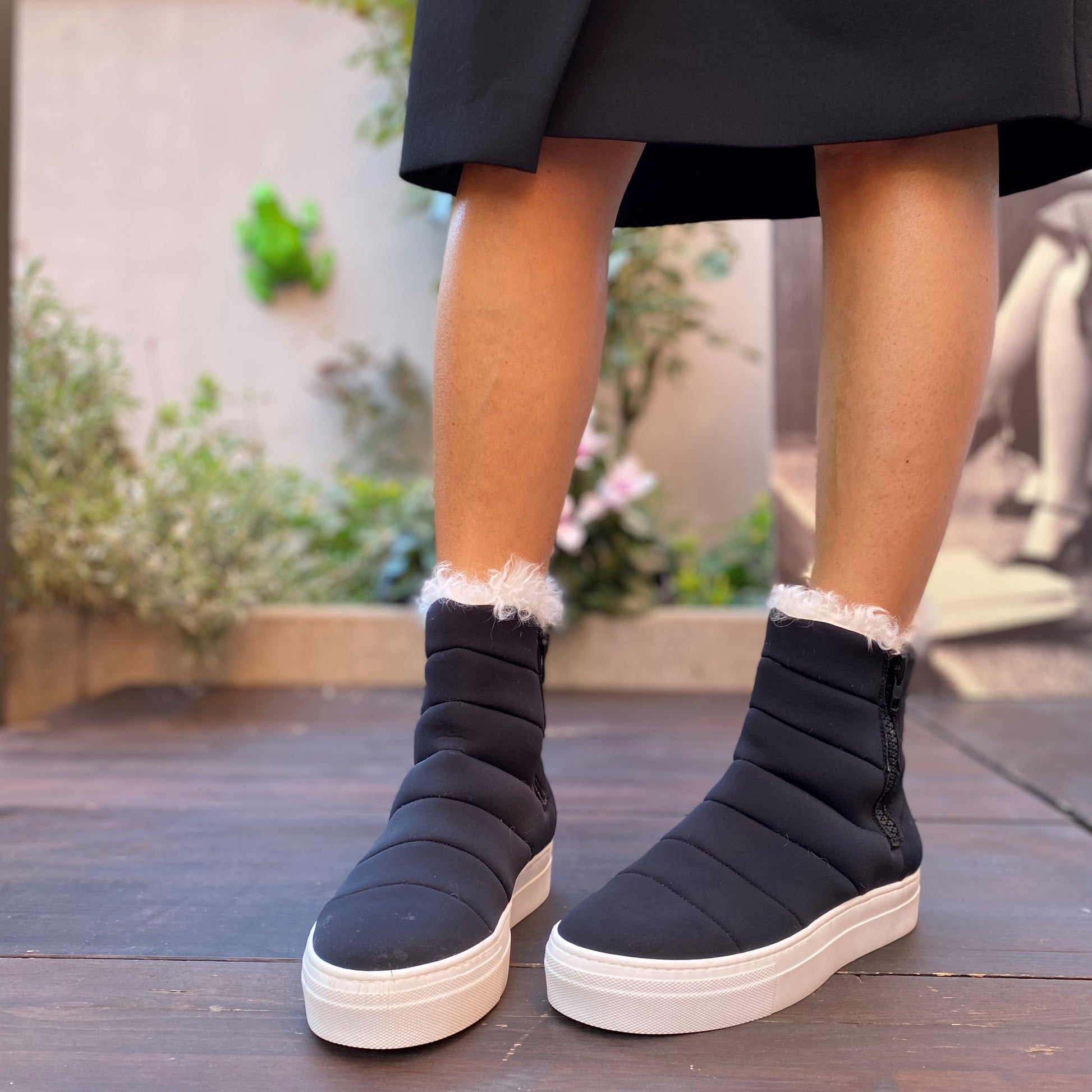 STIVALETTO SNEAKERS ALLA CAVIGLIA. TOMAIA IN MORBIDA NAPPA RICOPERTA DI LYCRA NERA. ECO PELLICCIA BIANCA SOLO SUL BORDO A V DELLO STIVALETTO. FONDO A CASSETTA IN GOMMA BIANCA SPESSO 4 CM. CERNIERA NERA SUI LATI DELLA SCARPA. CALZATA REGOLARE E COMODA. FUSSBETT INTERNO RICOPERTO IN PELLE ED ESTRAIBILE, CON RIALZO DI 1.5 CM. TOMAIA - FODERA - SOTTOPIEDE IN PELLE 100%.