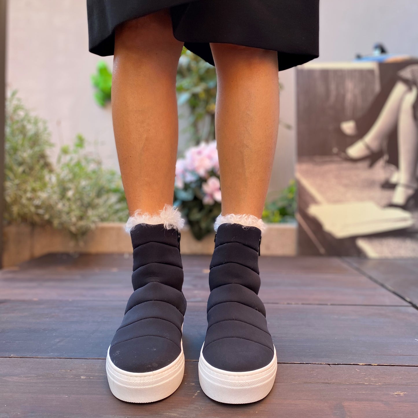 STIVALETTO SNEAKERS ALLA CAVIGLIA. TOMAIA IN MORBIDA NAPPA RICOPERTA DI LYCRA NERA. ECO PELLICCIA BIANCA SOLO SUL BORDO A V DELLO STIVALETTO. FONDO A CASSETTA IN GOMMA BIANCA SPESSO 4 CM. CERNIERA NERA SUI LATI DELLA SCARPA. CALZATA REGOLARE E COMODA. FUSSBETT INTERNO RICOPERTO IN PELLE ED ESTRAIBILE, CON RIALZO DI 1.5 CM. TOMAIA - FODERA - SOTTOPIEDE IN PELLE 100%.
