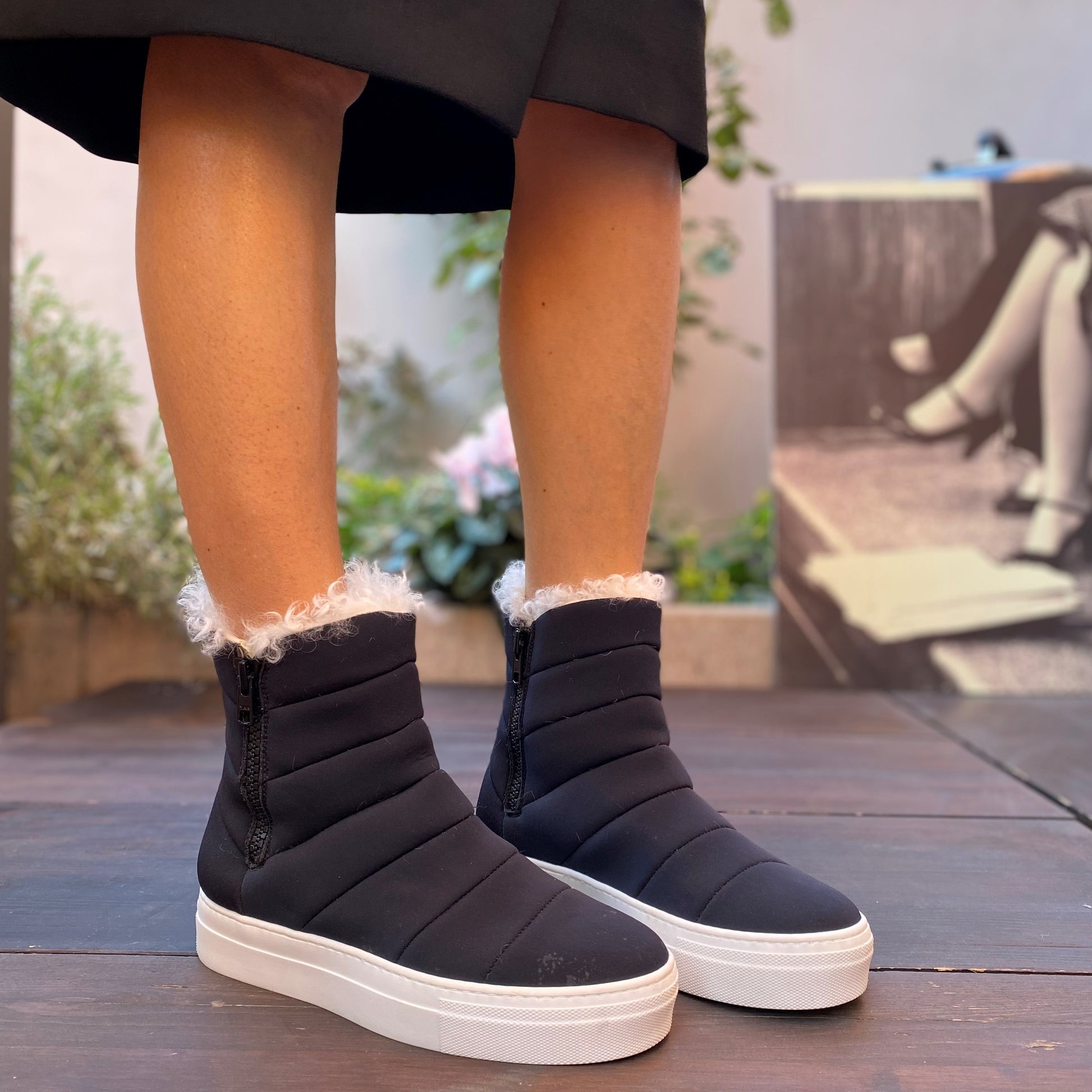 STIVALETTO SNEAKERS ALLA CAVIGLIA. TOMAIA IN MORBIDA NAPPA RICOPERTA DI LYCRA NERA. ECO PELLICCIA BIANCA SOLO SUL BORDO A V DELLO STIVALETTO. FONDO A CASSETTA IN GOMMA BIANCA SPESSO 4 CM. CERNIERA NERA SUI LATI DELLA SCARPA. CALZATA REGOLARE E COMODA. FUSSBETT INTERNO RICOPERTO IN PELLE ED ESTRAIBILE, CON RIALZO DI 1.5 CM. TOMAIA - FODERA - SOTTOPIEDE IN PELLE 100%.