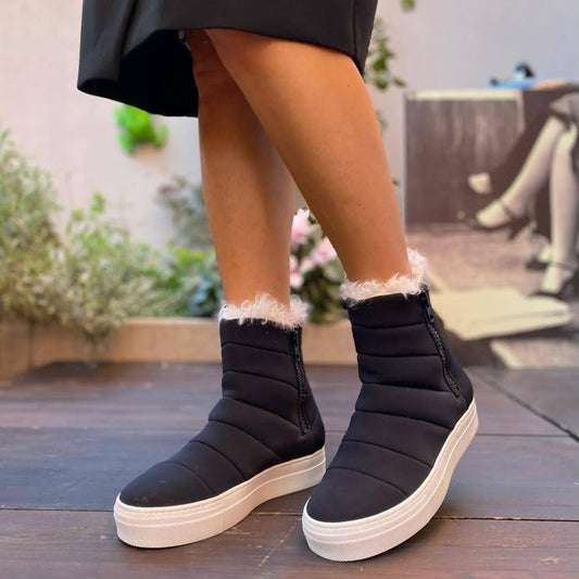 STIVALETTO SNEAKERS ALLA CAVIGLIA. TOMAIA IN MORBIDA NAPPA RICOPERTA DI LYCRA NERA. ECO PELLICCIA BIANCA SOLO SUL BORDO A V DELLO STIVALETTO. FONDO A CASSETTA IN GOMMA BIANCA SPESSO 4 CM. CERNIERA NERA SUI LATI DELLA SCARPA. CALZATA REGOLARE E COMODA. FUSSBETT INTERNO RICOPERTO IN PELLE ED ESTRAIBILE, CON RIALZO DI 1.5 CM. TOMAIA - FODERA - SOTTOPIEDE IN PELLE 100%.