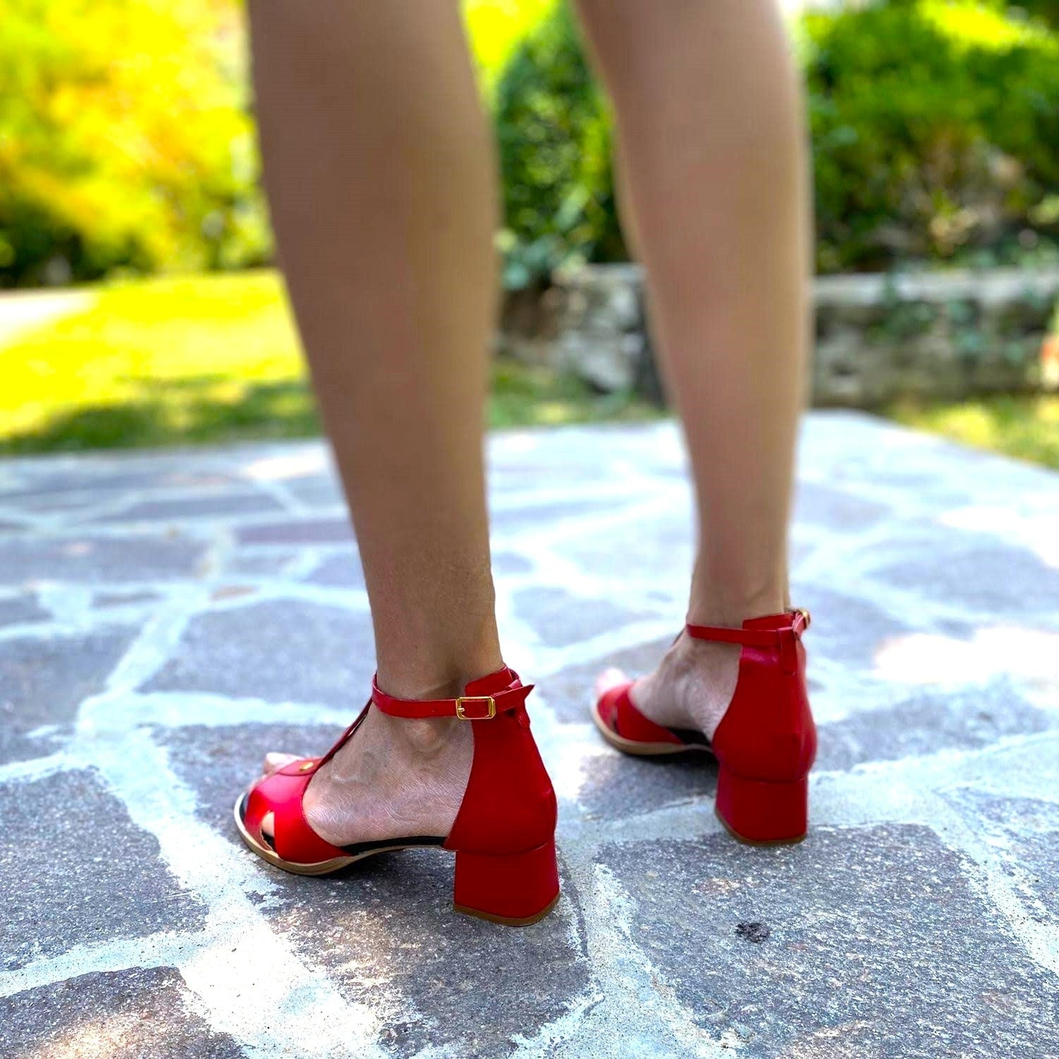 SANDALO CON CINTURINO T-BAR E TACCO LARGO E BASSO ﻿E CINTURINO SOTTILE ALLA CAVIGLIA REALIZZATO IN PELLE COLOR ROSSO. TACCO LARGO DI 3 CM. TOMAIA - FODERA - SOTTOPIEDE IN PELLE 100%. PELLAMI ITALIANI DI QUALITÀ. FONDO TUNIT. CINTURINO REGOLABILE CON FIBBIA. PRODOTTO IN ITALIA, MARCHE
