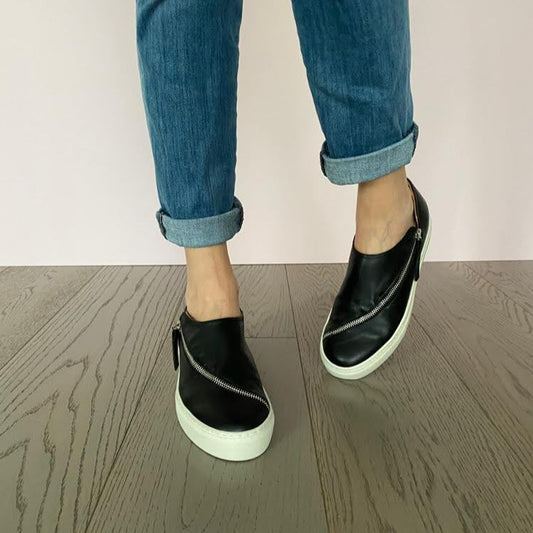 SNEAKERS SLIP-ON NERA CON CERNIERA. TOMAIA IN MORBIDISSIMO NABUK INGRASSATO NERO, DALLA FORMA LINEARE E CONTEMPORA GRAZIE ALLA LUNGA CERNIERA IN ACCIAIO CHE TAGLIA LA TOMAIA. FONDO A CASSETTA IN GOMMA BIANCA LEGGERISSIMA. FUSSBETT ESTRAIBILE RICOPERTO IN PELLE CON RIALZO INTERNO SUL TALLONE DI 3 CM. CALZATA COMODA. SE HAI DUBBI, CONTATTACI VIA SMS O WHATSAPP AL 351/8950405 TI CONSIGLIEREMO NELLA SCELTA. TOMAIA - FODERA - SOTTOPIEDE IN PELLE 100%. PELLAMI ITALIANI DI QUALITÀ. PRODOTTO IN ITALIA, MARCHE