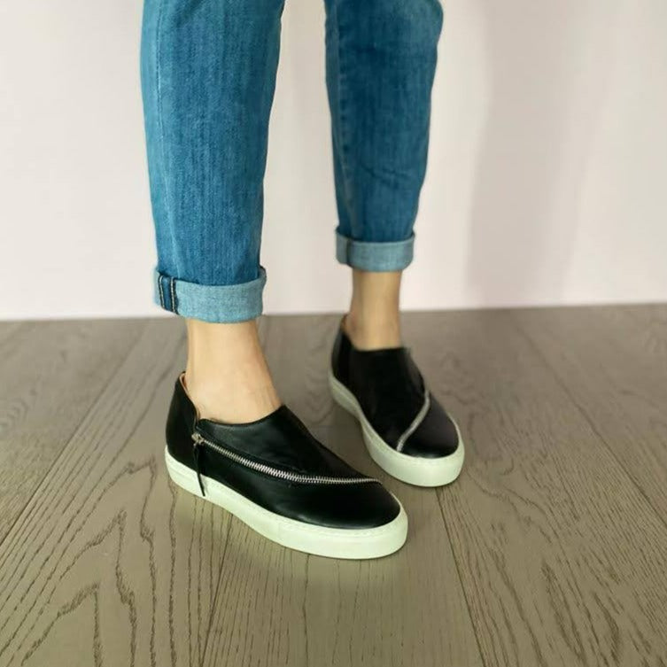 SNEAKERS SLIP-ON NERA CON CERNIERA. TOMAIA IN MORBIDISSIMO NABUK INGRASSATO NERO, DALLA FORMA LINEARE E CONTEMPORA GRAZIE ALLA LUNGA CERNIERA IN ACCIAIO CHE TAGLIA LA TOMAIA. FONDO A CASSETTA IN GOMMA BIANCA LEGGERISSIMA. FUSSBETT ESTRAIBILE RICOPERTO IN PELLE CON RIALZO INTERNO SUL TALLONE DI 3 CM. CALZATA COMODA. SE HAI DUBBI, CONTATTACI VIA SMS O WHATSAPP AL 351/8950405 TI CONSIGLIEREMO NELLA SCELTA. TOMAIA - FODERA - SOTTOPIEDE IN PELLE 100%. PELLAMI ITALIANI DI QUALITÀ. PRODOTTO IN ITALIA, MARCHE