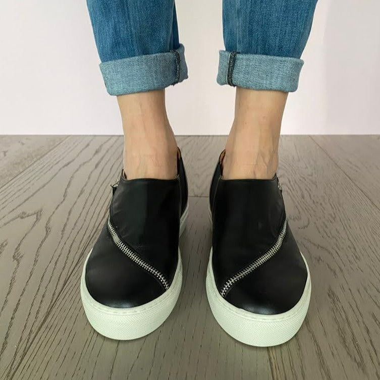 SNEAKERS SLIP-ON NERA CON CERNIERA. TOMAIA IN MORBIDISSIMO NABUK INGRASSATO NERO, DALLA FORMA LINEARE E CONTEMPORA GRAZIE ALLA LUNGA CERNIERA IN ACCIAIO CHE TAGLIA LA TOMAIA. FONDO A CASSETTA IN GOMMA BIANCA LEGGERISSIMA. FUSSBETT ESTRAIBILE RICOPERTO IN PELLE CON RIALZO INTERNO SUL TALLONE DI 3 CM. CALZATA COMODA. SE HAI DUBBI, CONTATTACI VIA SMS O WHATSAPP AL 351/8950405 TI CONSIGLIEREMO NELLA SCELTA. TOMAIA - FODERA - SOTTOPIEDE IN PELLE 100%. PELLAMI ITALIANI DI QUALITÀ. PRODOTTO IN ITALIA, MARCHE