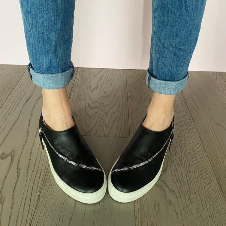 SNEAKERS SLIP-ON NERA CON CERNIERA. TOMAIA IN MORBIDISSIMO NABUK INGRASSATO NERO, DALLA FORMA LINEARE E CONTEMPORA GRAZIE ALLA LUNGA CERNIERA IN ACCIAIO CHE TAGLIA LA TOMAIA. FONDO A CASSETTA IN GOMMA BIANCA LEGGERISSIMA. FUSSBETT ESTRAIBILE RICOPERTO IN PELLE CON RIALZO INTERNO SUL TALLONE DI 3 CM. CALZATA COMODA. SE HAI DUBBI, CONTATTACI VIA SMS O WHATSAPP AL 351/8950405 TI CONSIGLIEREMO NELLA SCELTA. TOMAIA - FODERA - SOTTOPIEDE IN PELLE 100%. PELLAMI ITALIANI DI QUALITÀ. PRODOTTO IN ITALIA, MARCHE