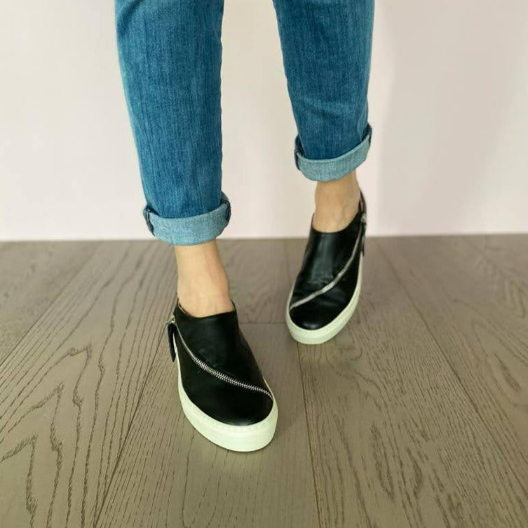 SNEAKERS SLIP-ON NERA CON CERNIERA. TOMAIA IN MORBIDISSIMO NABUK INGRASSATO NERO, DALLA FORMA LINEARE E CONTEMPORA GRAZIE ALLA LUNGA CERNIERA IN ACCIAIO CHE TAGLIA LA TOMAIA. FONDO A CASSETTA IN GOMMA BIANCA LEGGERISSIMA. FUSSBETT ESTRAIBILE RICOPERTO IN PELLE CON RIALZO INTERNO SUL TALLONE DI 3 CM. CALZATA COMODA. SE HAI DUBBI, CONTATTACI VIA SMS O WHATSAPP AL 351/8950405 TI CONSIGLIEREMO NELLA SCELTA. TOMAIA - FODERA - SOTTOPIEDE IN PELLE 100%. PELLAMI ITALIANI DI QUALITÀ. PRODOTTO IN ITALIA, MARCHE