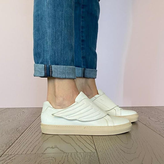 SNEAKERS SLIP-ON CON CHIUSURA A FORMA DI ALA IN MORBIDA NAPPA BIANCA. FONDO A CASSETTA IN GOMMA COLOR CIPRIA LEGGERISSIMO. FUSSBETT ESTRAIBILE RICOPERTO IN PELLE CON RIALZO INTERNO SUL TALLONE DI 1,5 CM. CALZATA COMODA. SE HAI DUBBI, CONTATTACI VIA SMS O WHATSAPP AL 351/8950405 TI CONSIGLIEREMO NELLA SCELTA. TOMAIA - FODERA - SOTTOPIEDE IN PELLE 100%. PELLAMI ITALIANI DI QUALITÀ. PRODOTTO IN ITALIA, MARCHE