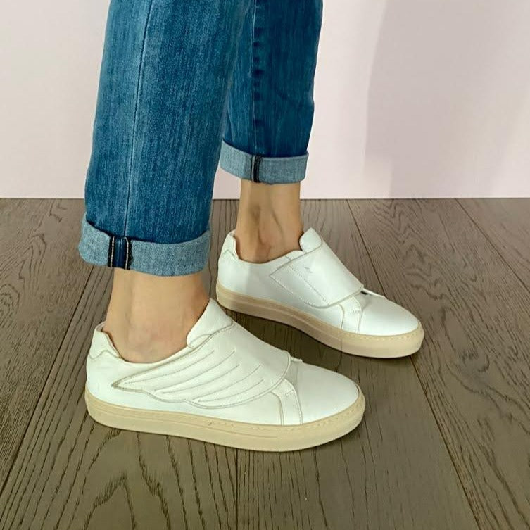 SNEAKERS SLIP-ON CON CHIUSURA A FORMA DI ALA IN MORBIDA NAPPA BIANCA. FONDO A CASSETTA IN GOMMA COLOR CIPRIA LEGGERISSIMO. FUSSBETT ESTRAIBILE RICOPERTO IN PELLE CON RIALZO INTERNO SUL TALLONE DI 1,5 CM. CALZATA COMODA. SE HAI DUBBI, CONTATTACI VIA SMS O WHATSAPP AL 351/8950405 TI CONSIGLIEREMO NELLA SCELTA. TOMAIA - FODERA - SOTTOPIEDE IN PELLE 100%. PELLAMI ITALIANI DI QUALITÀ. PRODOTTO IN ITALIA, MARCHE