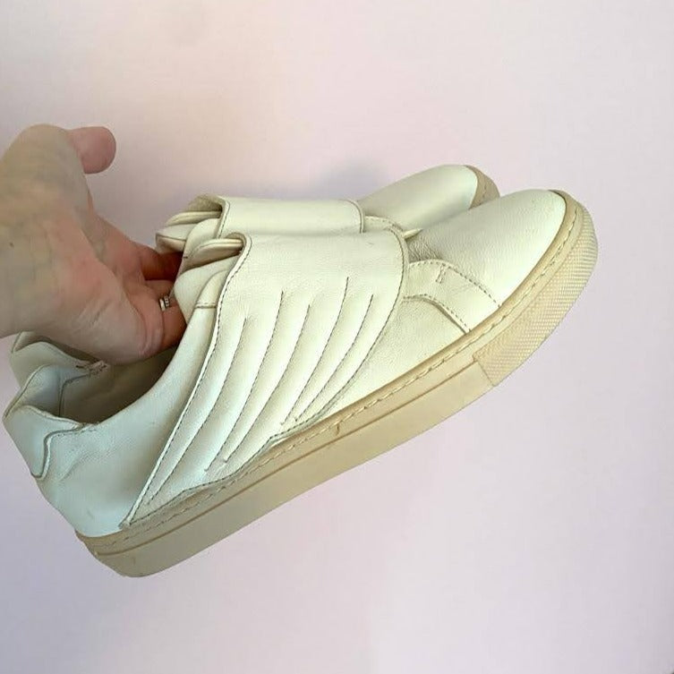 SNEAKERS SLIP-ON CON CHIUSURA A FORMA DI ALA IN MORBIDA NAPPA BIANCA. FONDO A CASSETTA IN GOMMA COLOR CIPRIA LEGGERISSIMO. FUSSBETT ESTRAIBILE RICOPERTO IN PELLE CON RIALZO INTERNO SUL TALLONE DI 1,5 CM. CALZATA COMODA. SE HAI DUBBI, CONTATTACI VIA SMS O WHATSAPP AL 351/8950405 TI CONSIGLIEREMO NELLA SCELTA. TOMAIA - FODERA - SOTTOPIEDE IN PELLE 100%. PELLAMI ITALIANI DI QUALITÀ. PRODOTTO IN ITALIA, MARCHE
