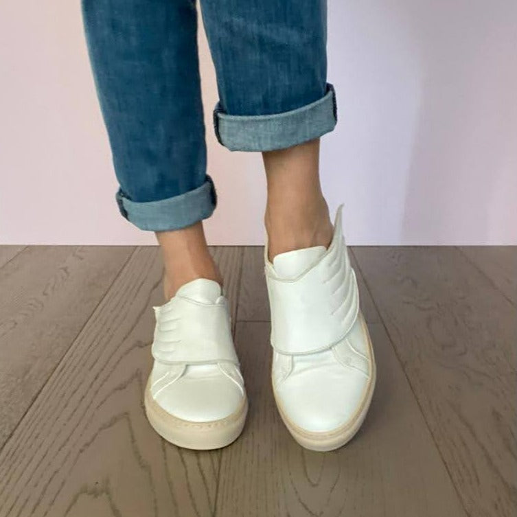 SNEAKERS SLIP-ON CON CHIUSURA A FORMA DI ALA IN MORBIDA NAPPA BIANCA. FONDO A CASSETTA IN GOMMA COLOR CIPRIA LEGGERISSIMO. FUSSBETT ESTRAIBILE RICOPERTO IN PELLE CON RIALZO INTERNO SUL TALLONE DI 1,5 CM. CALZATA COMODA. SE HAI DUBBI, CONTATTACI VIA SMS O WHATSAPP AL 351/8950405 TI CONSIGLIEREMO NELLA SCELTA. TOMAIA - FODERA - SOTTOPIEDE IN PELLE 100%. PELLAMI ITALIANI DI QUALITÀ. PRODOTTO IN ITALIA, MARCHE