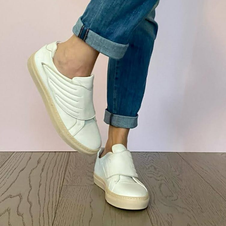 SNEAKERS SLIP-ON CON CHIUSURA A FORMA DI ALA IN MORBIDA NAPPA BIANCA. FONDO A CASSETTA IN GOMMA COLOR CIPRIA LEGGERISSIMO. FUSSBETT ESTRAIBILE RICOPERTO IN PELLE CON RIALZO INTERNO SUL TALLONE DI 1,5 CM. CALZATA COMODA. SE HAI DUBBI, CONTATTACI VIA SMS O WHATSAPP AL 351/8950405 TI CONSIGLIEREMO NELLA SCELTA. TOMAIA - FODERA - SOTTOPIEDE IN PELLE 100%. PELLAMI ITALIANI DI QUALITÀ. PRODOTTO IN ITALIA, MARCHE