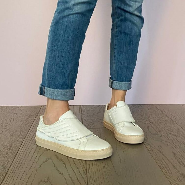 SNEAKERS SLIP-ON CON CHIUSURA A FORMA DI ALA IN MORBIDA NAPPA BIANCA. FONDO A CASSETTA IN GOMMA COLOR CIPRIA LEGGERISSIMO. FUSSBETT ESTRAIBILE RICOPERTO IN PELLE CON RIALZO INTERNO SUL TALLONE DI 1,5 CM. CALZATA COMODA. SE HAI DUBBI, CONTATTACI VIA SMS O WHATSAPP AL 351/8950405 TI CONSIGLIEREMO NELLA SCELTA. TOMAIA - FODERA - SOTTOPIEDE IN PELLE 100%. PELLAMI ITALIANI DI QUALITÀ. PRODOTTO IN ITALIA, MARCHE
