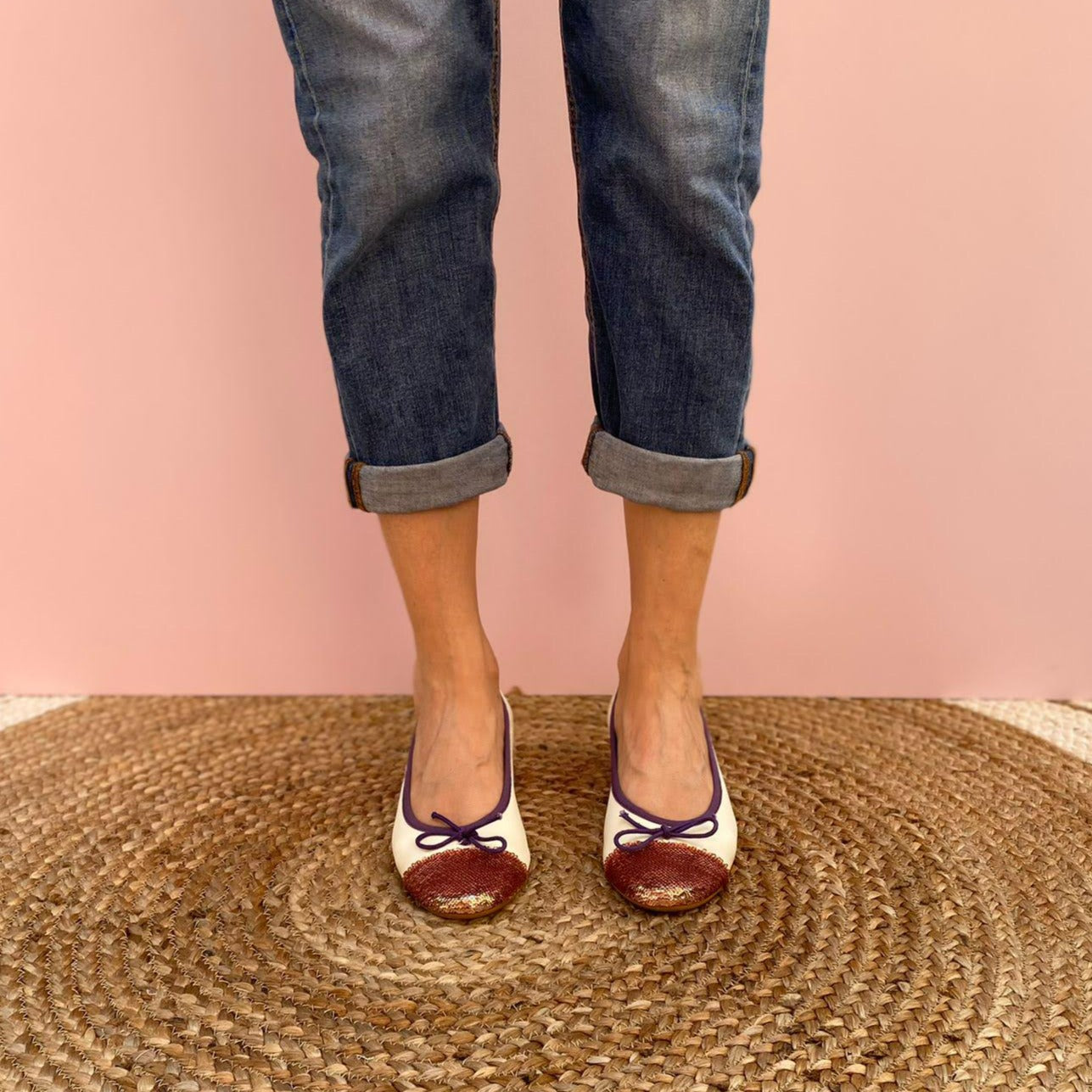 BALLERINE CON TACCO A PUNTA TONDA IN NAPPA PANNA E PUNTA A CONTRASTO IN GLITTER CIPRIA. IL FIOCCHETTO IN PUNTA E IL PROFILO IN TESSUTO INTORNO A TUTTA LA TOMAIA SONO VIOLA. MORBIDE E MOLTO COMODE GRAZIE ALLA FLESSIBILE SUOLA IN GOMMA, SOTTOPIEDE E FODERA IN PELLE.  TACCO LARGO RICOPERTO IN GLITTER DI 3 CM. CALZATA REGOLARE. CALZATA REGOLARE. TOMAIA - FODERA - SOTTOPIEDE IN PELLE 100%. PRODOTTO IN ITALIA, MARCHE DA LE TRALLERINE.