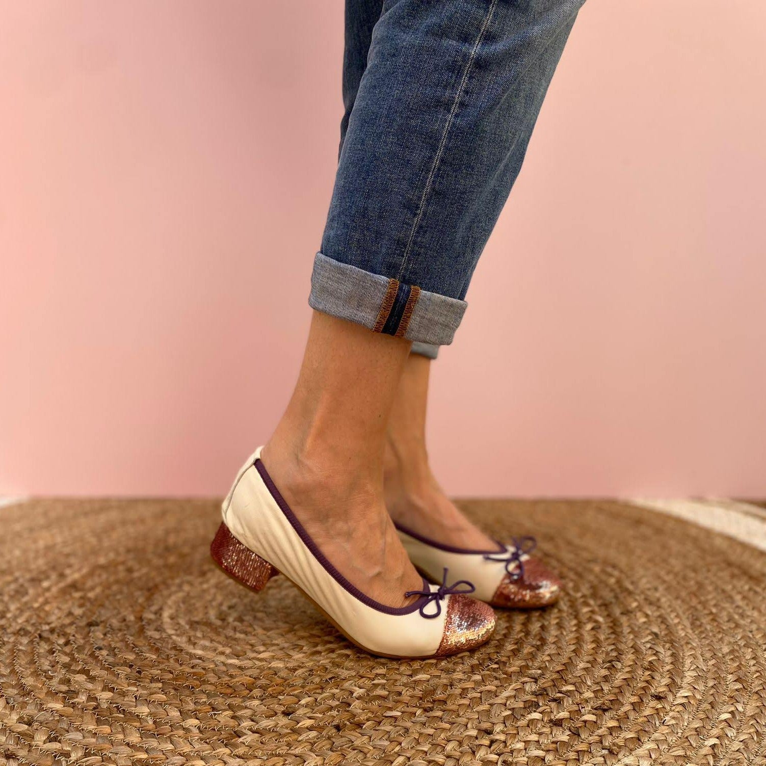 BALLERINE CON TACCO A PUNTA TONDA IN NAPPA PANNA E PUNTA A CONTRASTO IN GLITTER CIPRIA. IL FIOCCHETTO IN PUNTA E IL PROFILO IN TESSUTO INTORNO A TUTTA LA TOMAIA SONO VIOLA. MORBIDE E MOLTO COMODE GRAZIE ALLA FLESSIBILE SUOLA IN GOMMA, SOTTOPIEDE E FODERA IN PELLE.  TACCO LARGO RICOPERTO IN GLITTER DI 3 CM. CALZATA REGOLARE. CALZATA REGOLARE. TOMAIA - FODERA - SOTTOPIEDE IN PELLE 100%. PRODOTTO IN ITALIA, MARCHE DA LE TRALLERINE.