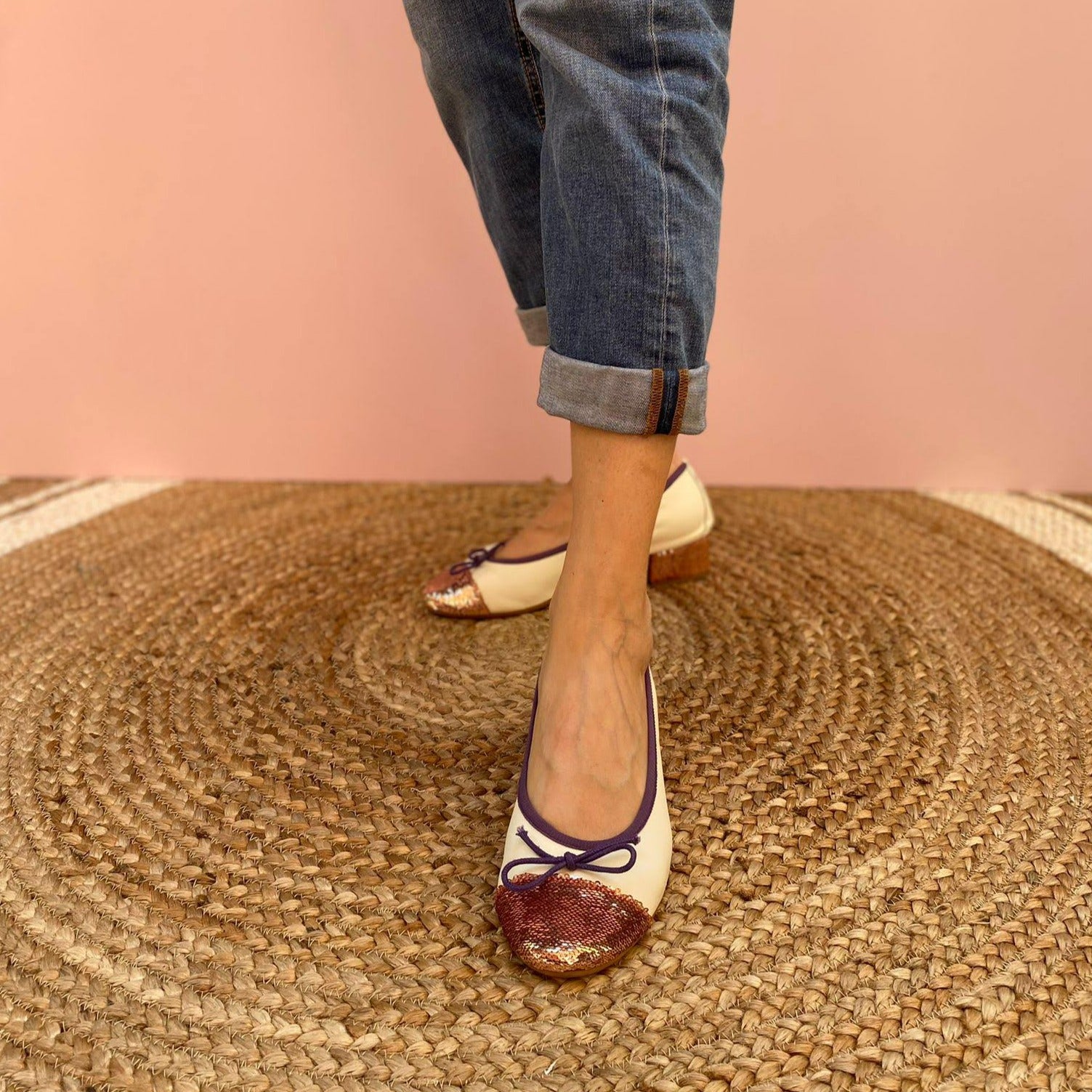 BALLERINE CON TACCO A PUNTA TONDA IN NAPPA PANNA E PUNTA A CONTRASTO IN GLITTER CIPRIA. IL FIOCCHETTO IN PUNTA E IL PROFILO IN TESSUTO INTORNO A TUTTA LA TOMAIA SONO VIOLA. MORBIDE E MOLTO COMODE GRAZIE ALLA FLESSIBILE SUOLA IN GOMMA, SOTTOPIEDE E FODERA IN PELLE.  TACCO LARGO RICOPERTO IN GLITTER DI 3 CM. CALZATA REGOLARE. CALZATA REGOLARE. TOMAIA - FODERA - SOTTOPIEDE IN PELLE 100%. PRODOTTO IN ITALIA, MARCHE DA LE TRALLERINE.