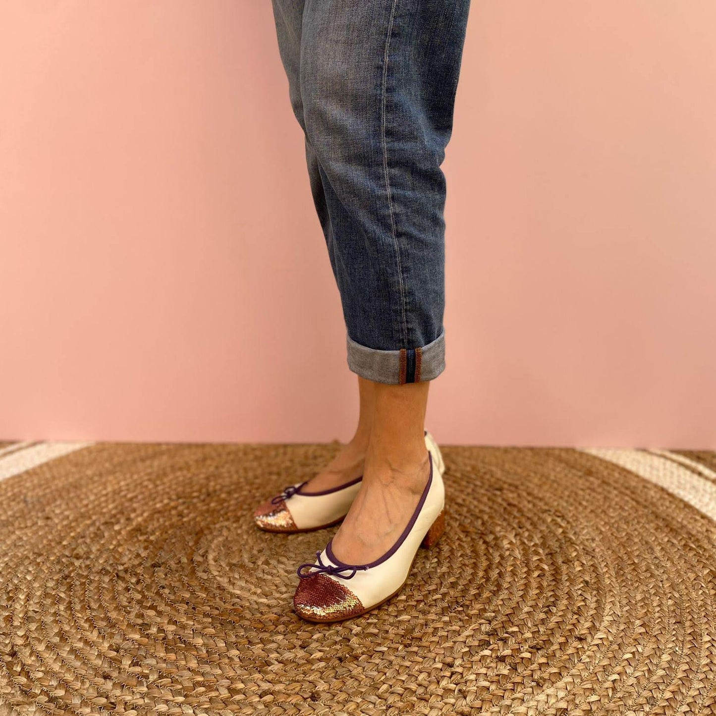 BALLERINE CON TACCO A PUNTA TONDA IN NAPPA PANNA E PUNTA A CONTRASTO IN GLITTER CIPRIA. IL FIOCCHETTO IN PUNTA E IL PROFILO IN TESSUTO INTORNO A TUTTA LA TOMAIA SONO VIOLA. MORBIDE E MOLTO COMODE GRAZIE ALLA FLESSIBILE SUOLA IN GOMMA, SOTTOPIEDE E FODERA IN PELLE.  TACCO LARGO RICOPERTO IN GLITTER DI 3 CM. CALZATA REGOLARE. CALZATA REGOLARE. TOMAIA - FODERA - SOTTOPIEDE IN PELLE 100%. PRODOTTO IN ITALIA, MARCHE DA LE TRALLERINE.
