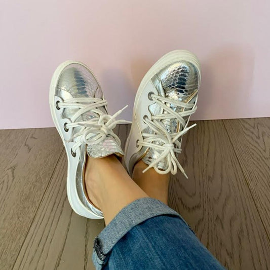 SNEAKERS ALLACCIATA IN MORBIDA NAPPA BIANCA CON BORDATURA E LINGUETTA IN NAPPA ARGENTO LAMINATO A SPECCHIO CON STAMPA PITONE. PASSALACCI IN METALLO ARGENTO SATINATO. FONDO A CASSETTA IN GOMMA COLOR CIPRIA LEGGERISSIMO. FUSSBETT ESTRAIBILE RICOPERTO IN PELLE CON RIALZO INTERNO SUL TALLONE DI 1,5 CM. CALZATA COMODA. SE HAI DUBBI, CONTATTACI VIA SMS O WHATSAPP AL 351/8950405 TI CONSIGLIEREMO NELLA SCELTA. TOMAIA - FODERA - SOTTOPIEDE IN PELLE 100%. PELLAMI ITALIANI DI QUALITÀ. PRODOTTO IN ITALIA, MARCHE