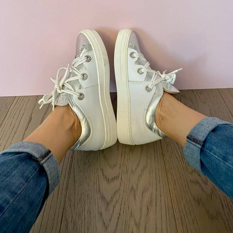 SNEAKERS ALLACCIATA IN MORBIDA NAPPA BIANCA CON BORDATURA E LINGUETTA IN NAPPA ARGENTO LAMINATO A SPECCHIO CON STAMPA PITONE. PASSALACCI IN METALLO ARGENTO SATINATO. FONDO A CASSETTA IN GOMMA COLOR CIPRIA LEGGERISSIMO. FUSSBETT ESTRAIBILE RICOPERTO IN PELLE CON RIALZO INTERNO SUL TALLONE DI 1,5 CM. CALZATA COMODA. SE HAI DUBBI, CONTATTACI VIA SMS O WHATSAPP AL 351/8950405 TI CONSIGLIEREMO NELLA SCELTA. TOMAIA - FODERA - SOTTOPIEDE IN PELLE 100%. PELLAMI ITALIANI DI QUALITÀ. PRODOTTO IN ITALIA, MARCHE