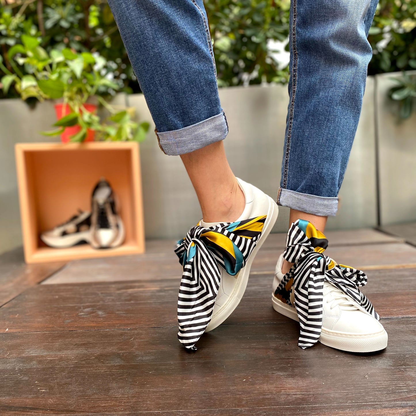 KAORI Bianca Sneakers con Foulard