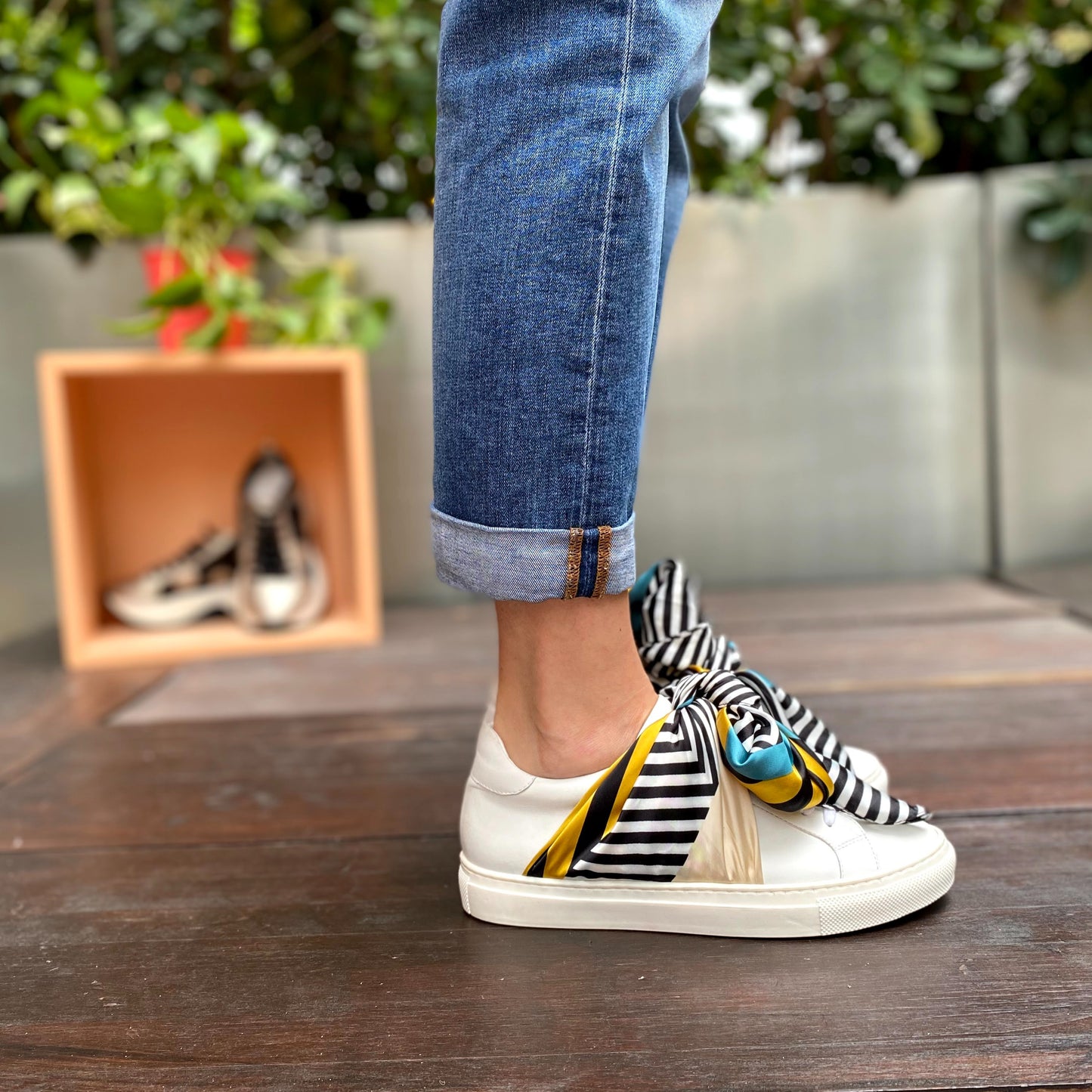 KAORI Bianca Sneakers con Foulard