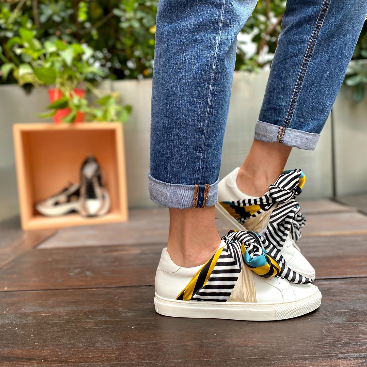 KAORI Bianca Sneakers con Foulard