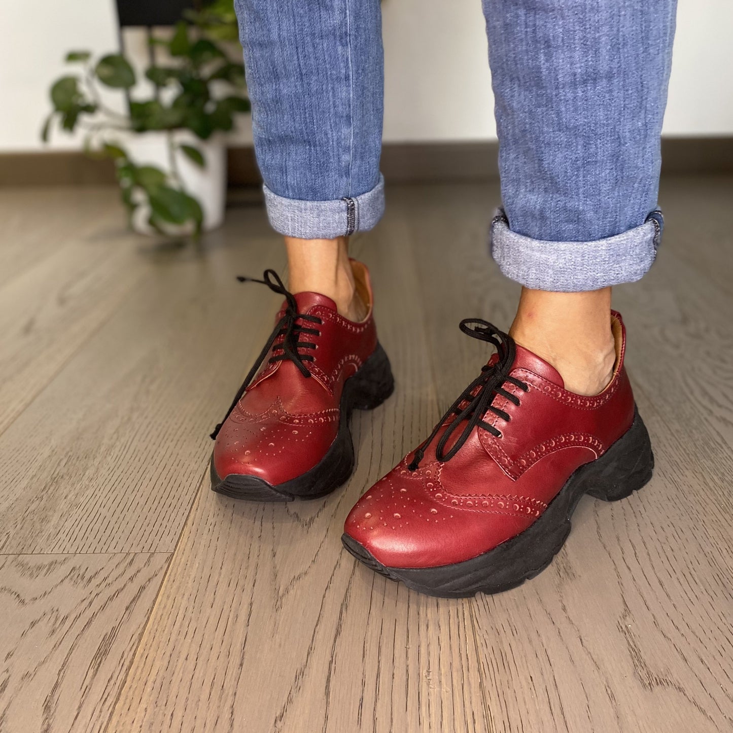 ANGELICA Sneakers da donna con punzonatura brogue e maxi suola chunky in nappa bordeaux