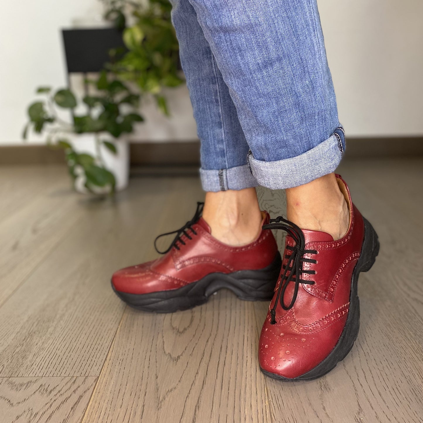 ANGELICA Sneakers da donna con punzonatura brogue e maxi suola chunky in nappa bordeaux