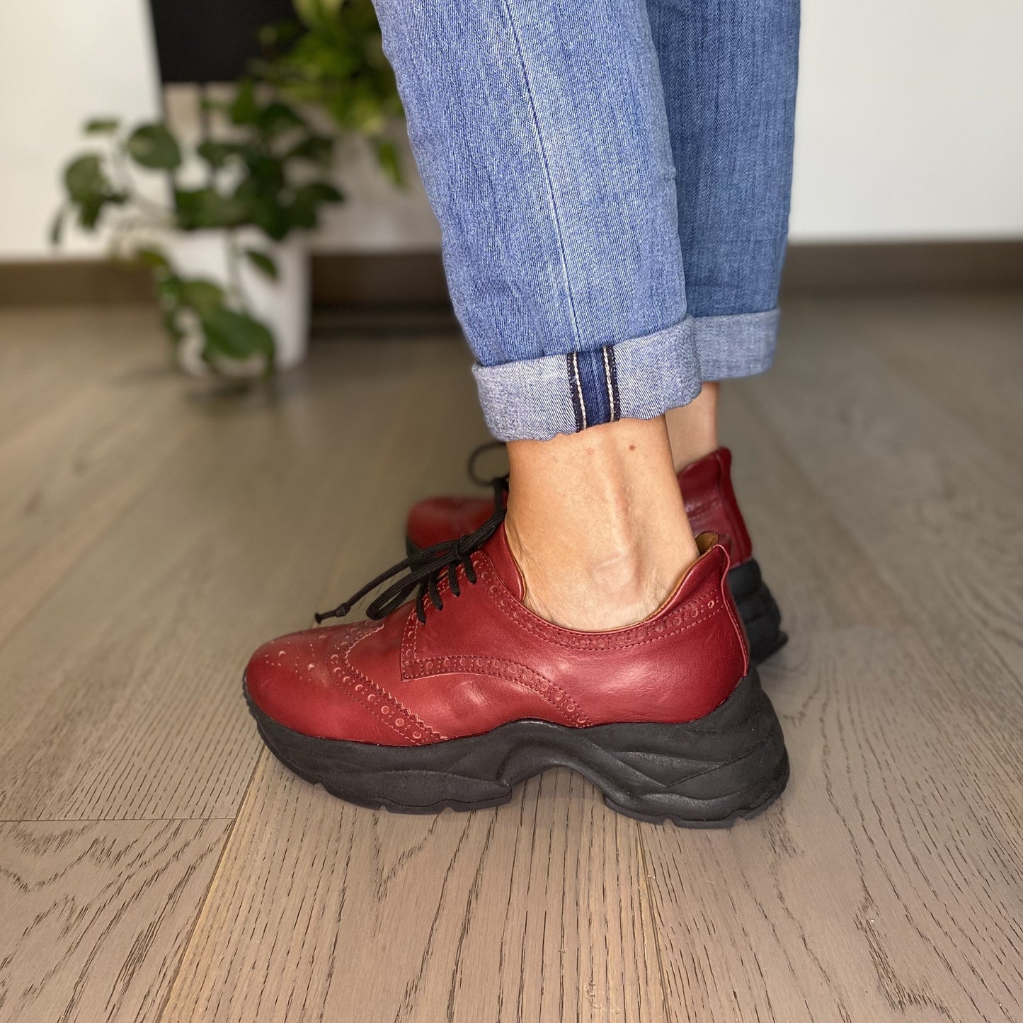ANGELICA Sneakers da donna con punzonatura brogue e maxi suola chunky in nappa bordeaux