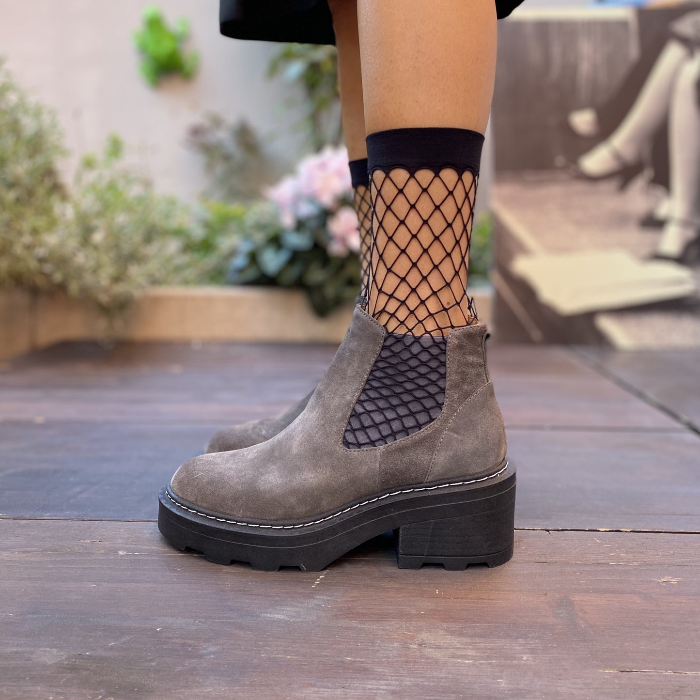 VEGA Stivaletto Chelsea con calzino di rete e suola maxi in camoscio grigio
