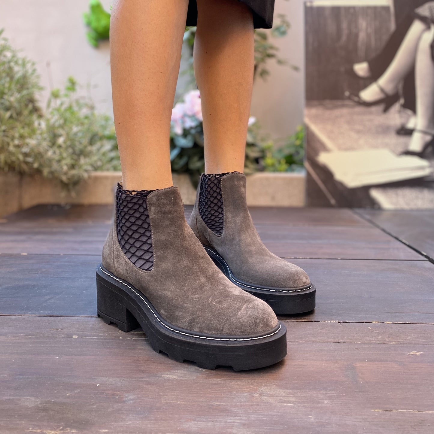 VEGA Stivaletto Chelsea con calzino di rete e suola maxi in camoscio grigio