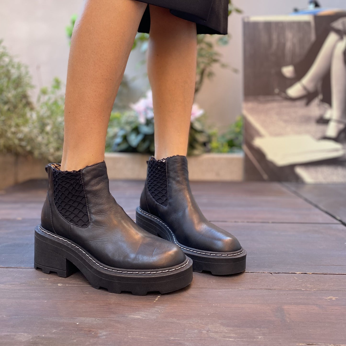 VEGA Stivaletto Chelsea con calzino di rete e suola maxi in nappa nero