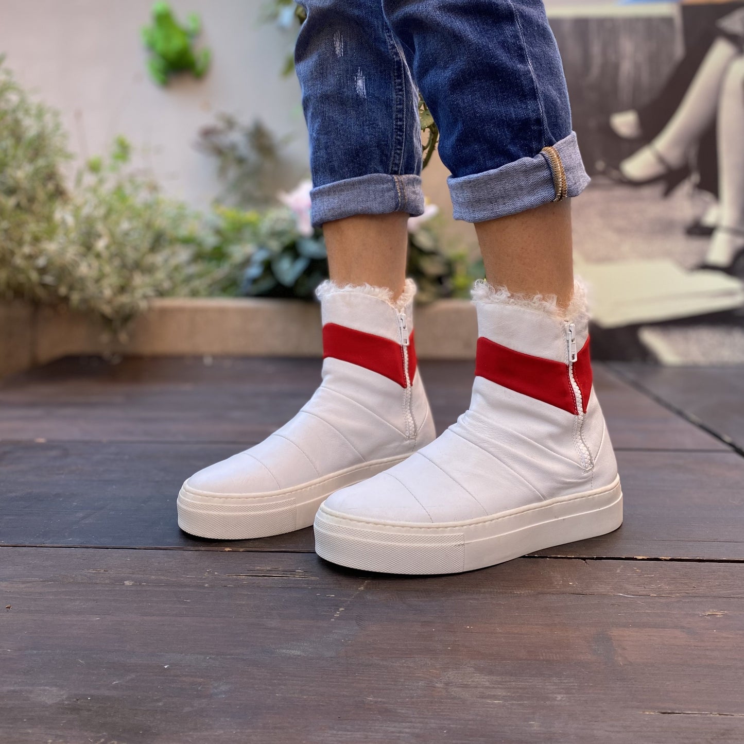 STIVALETTO SNEAKERS ALLA CAVIGLIA. TOMAIA IN CANDIDA NAPPA BIANCA OPTICAL CON DETTAGLIO ROSSO ACCESO. ECO PELLICCIA BIANCA SOLO SUL BORDO A V DELLO STIVALETTO. FONDO A CASSETTA IN GOMMA BIANCA SPESSO 4 CM. CERNIERA NERA SUI LATI DELLA SCARPA. CALZATA REGOLARE E COMODA. FUSSBETT INTERNO RICOPERTO IN PELLE ED ESTRAIBILE, CON RIALZO DI 1.5 CM. TOMAIA - FODERA - SOTTOPIEDE IN PELLE 100%.