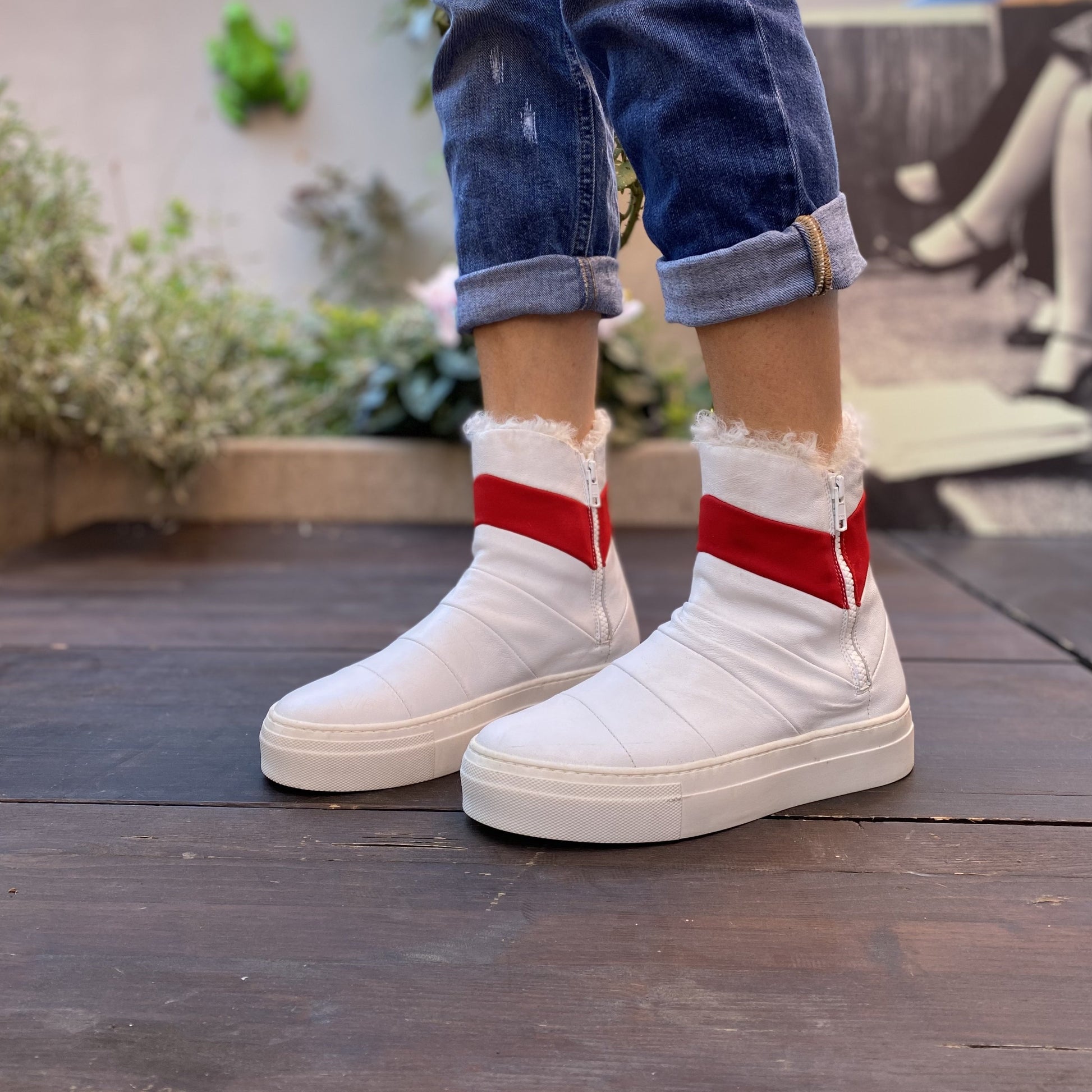 STIVALETTO SNEAKERS ALLA CAVIGLIA. TOMAIA IN CANDIDA NAPPA BIANCA OPTICAL CON DETTAGLIO ROSSO ACCESO. ECO PELLICCIA BIANCA SOLO SUL BORDO A V DELLO STIVALETTO. FONDO A CASSETTA IN GOMMA BIANCA SPESSO 4 CM. CERNIERA NERA SUI LATI DELLA SCARPA. CALZATA REGOLARE E COMODA. FUSSBETT INTERNO RICOPERTO IN PELLE ED ESTRAIBILE, CON RIALZO DI 1.5 CM. TOMAIA - FODERA - SOTTOPIEDE IN PELLE 100%.