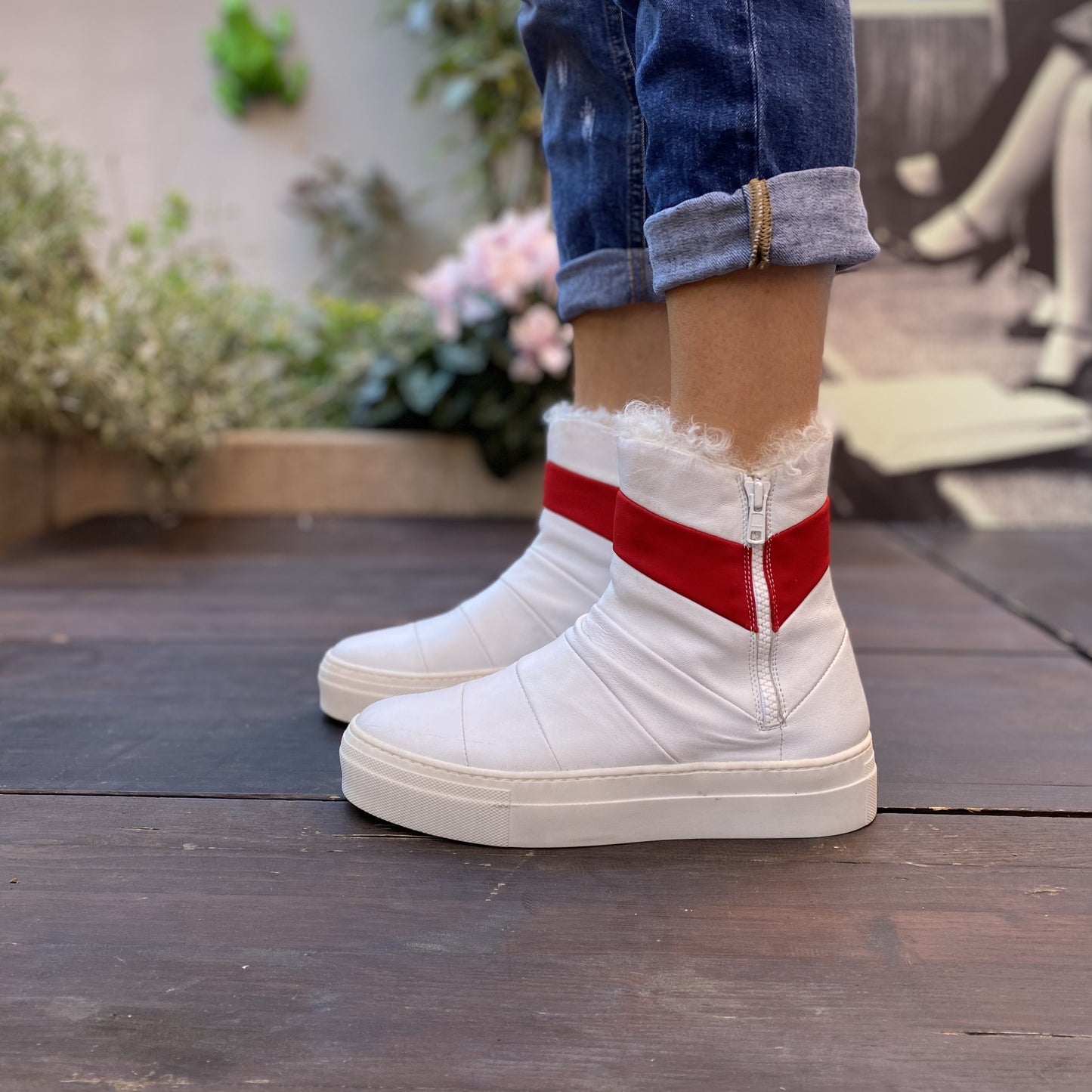 STIVALETTO SNEAKERS ALLA CAVIGLIA. TOMAIA IN CANDIDA NAPPA BIANCA OPTICAL CON DETTAGLIO ROSSO ACCESO. ECO PELLICCIA BIANCA SOLO SUL BORDO A V DELLO STIVALETTO. FONDO A CASSETTA IN GOMMA BIANCA SPESSO 4 CM. CERNIERA NERA SUI LATI DELLA SCARPA. CALZATA REGOLARE E COMODA. FUSSBETT INTERNO RICOPERTO IN PELLE ED ESTRAIBILE, CON RIALZO DI 1.5 CM. TOMAIA - FODERA - SOTTOPIEDE IN PELLE 100%.