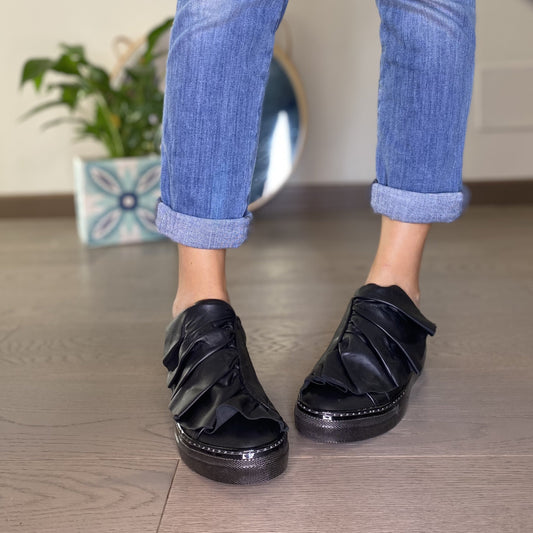 MODEL Nero Sneakers con maxi rouches