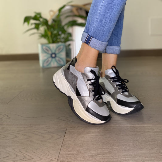 METAL Sneakers in pelle nera e argento con platform