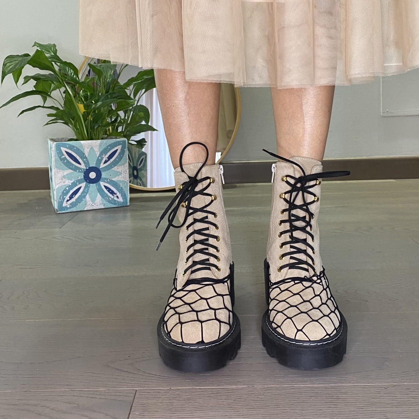 VOX Stivaletto anfibio da donna con rete decorativa e suola in gomma maxi in camoscio sabbia