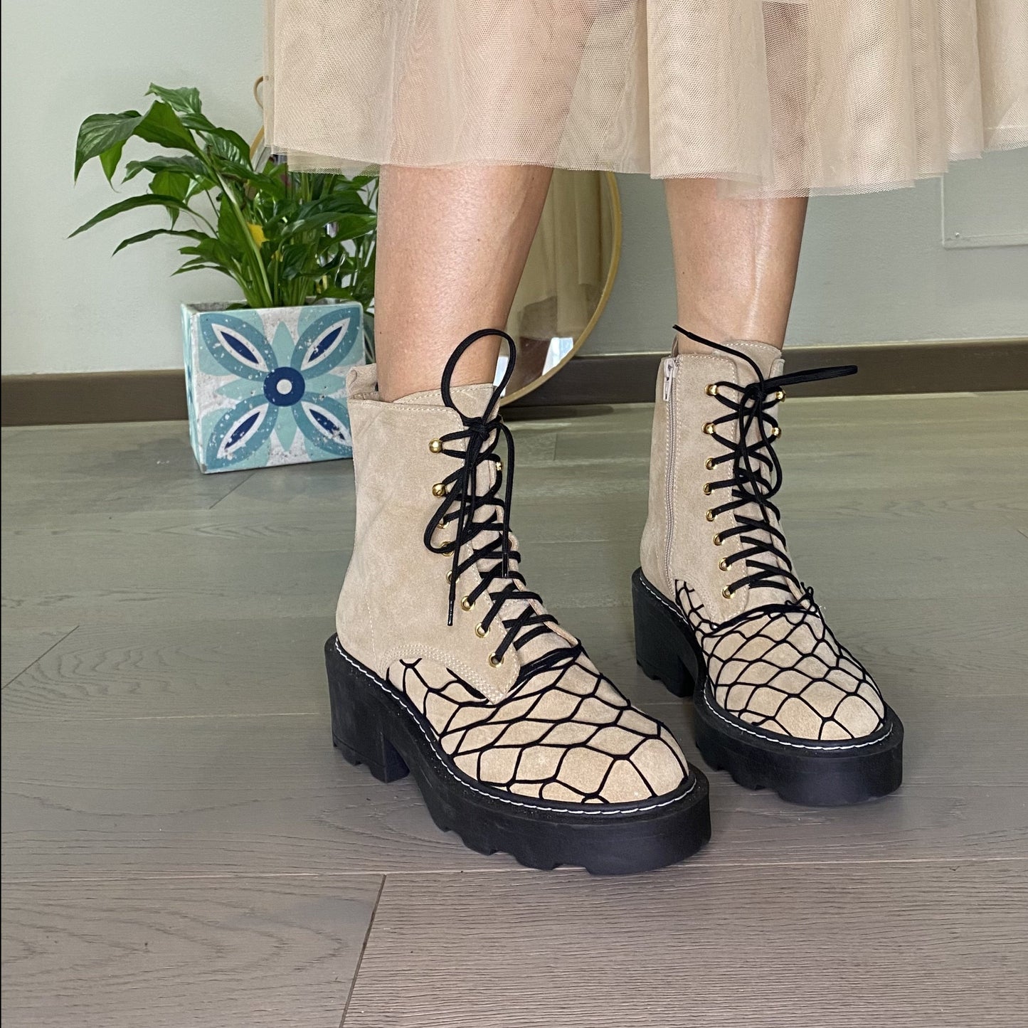 VOX Stivaletto anfibio da donna con rete decorativa e suola in gomma maxi in camoscio sabbia
