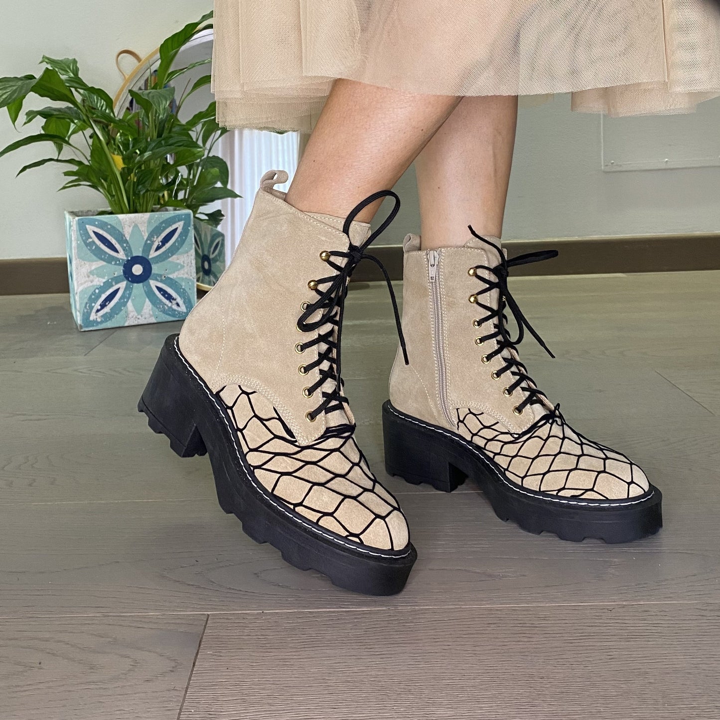 VOX Stivaletto anfibio da donna con rete decorativa e suola in gomma maxi in camoscio sabbia
