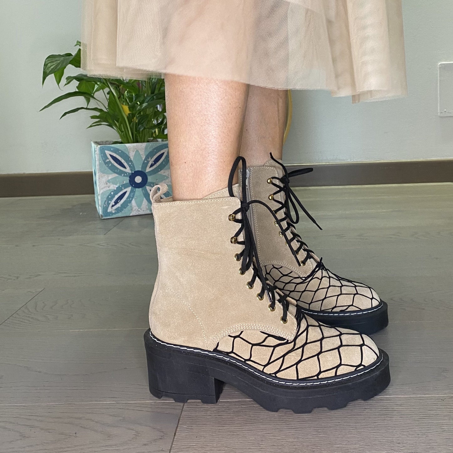 VOX Stivaletto anfibio da donna con rete decorativa e suola in gomma maxi in camoscio sabbia