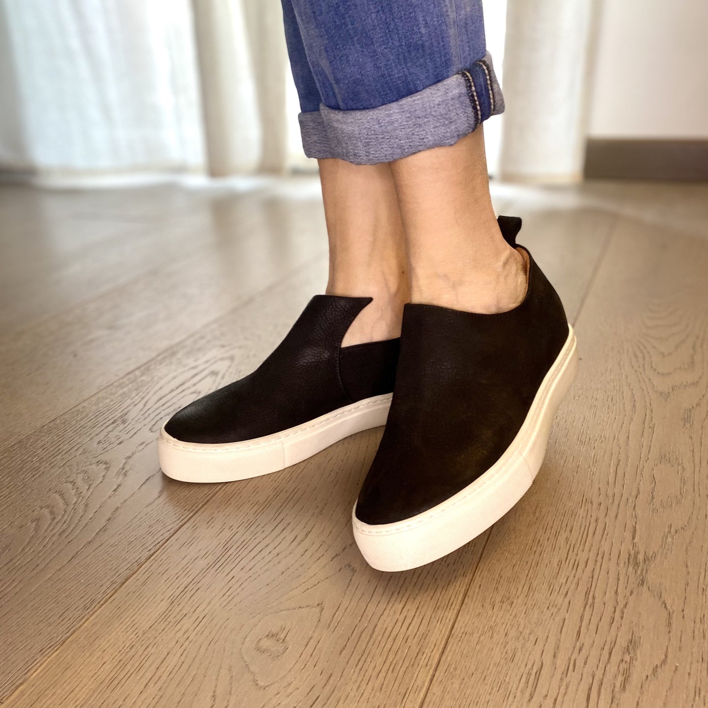 SNEAKERS MODELLO SLIP-ON IN MORBIDISSIMO NABUK INGRASSATO NERO. TOMAIA CON TAGLIO ASIMMETRICO NEL DETTAGLIO DELL'ELASTICO. FONDO A CASSETTA IN GOMMA BIANCA LEGGERISSIMA. FUSSBETT RICOPERTO IN PELLE ESTRAIBILE CON RIALZO INTERNO SUL TALLONE DI 3 CM. CALZATA REGOLARE E COMODA. TOMAIA - FODERA - SOTTOPIEDE IN PELLE 100%.