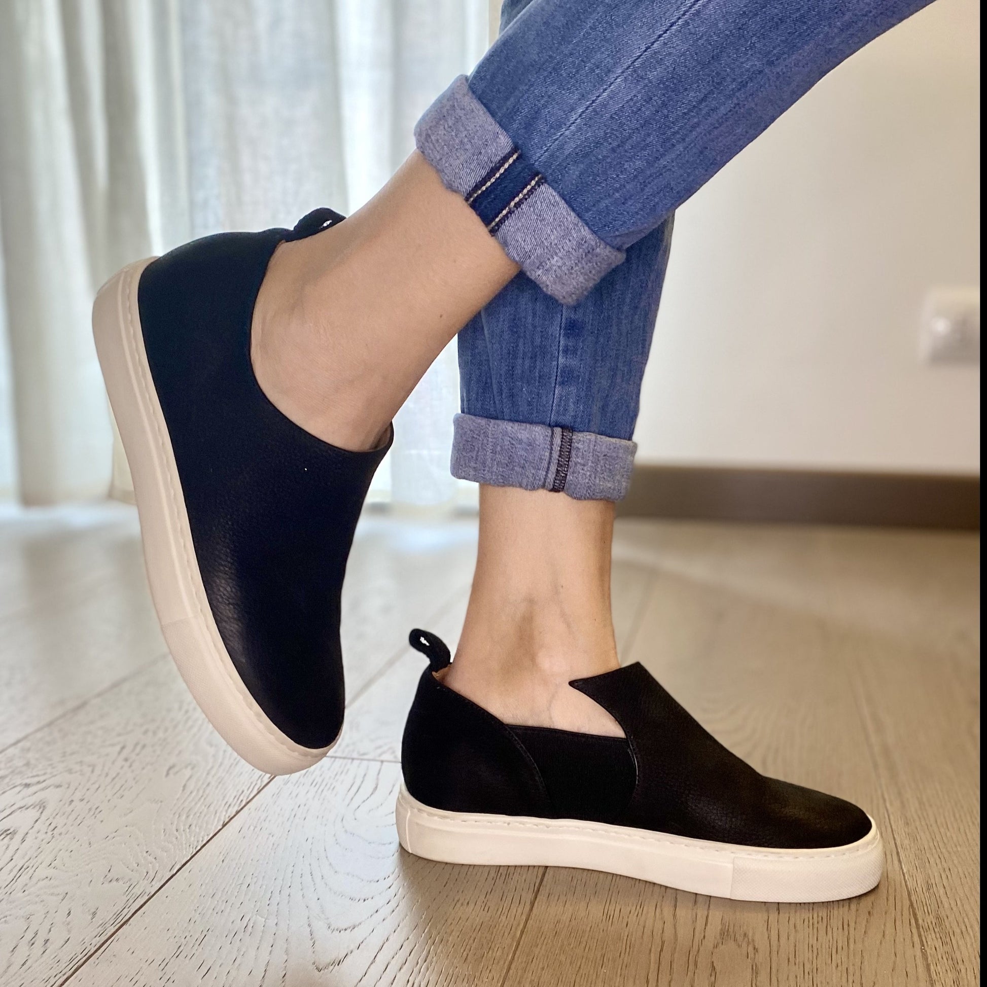 SNEAKERS MODELLO SLIP-ON IN MORBIDISSIMO NABUK INGRASSATO NERO. TOMAIA CON TAGLIO ASIMMETRICO NEL DETTAGLIO DELL'ELASTICO. FONDO A CASSETTA IN GOMMA BIANCA LEGGERISSIMA. FUSSBETT RICOPERTO IN PELLE ESTRAIBILE CON RIALZO INTERNO SUL TALLONE DI 3 CM. CALZATA REGOLARE E COMODA. TOMAIA - FODERA - SOTTOPIEDE IN PELLE 100%.