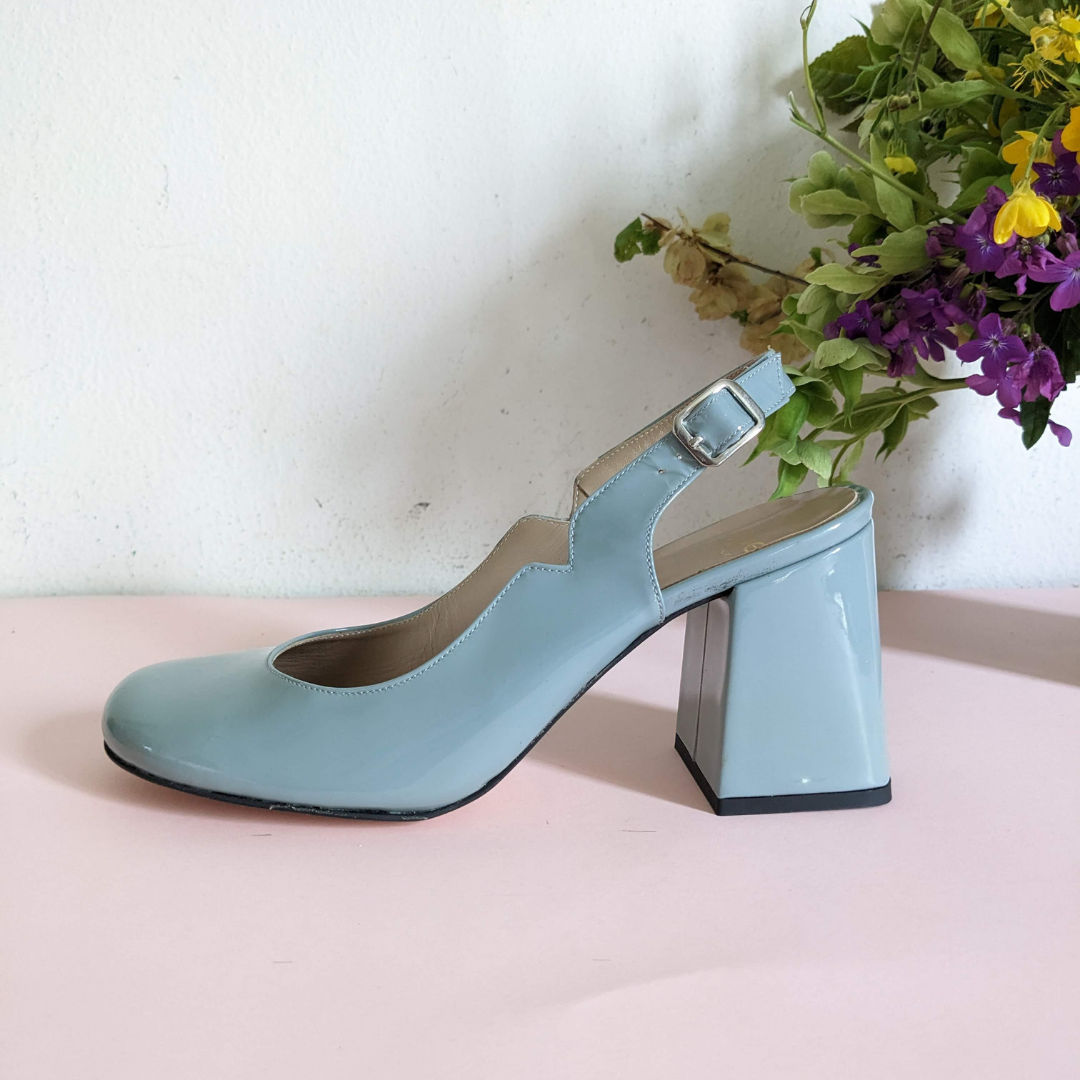 décolleté slingback forma tonda a paperotta in vernice azzurro polvere da cerimonia con tacco di 7 cm artigianale